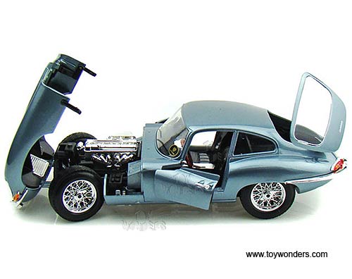 BBurago - Jaguar "E" Coupe Hard Top (1961, 1/18 scale diecast model car, Blue) 12044