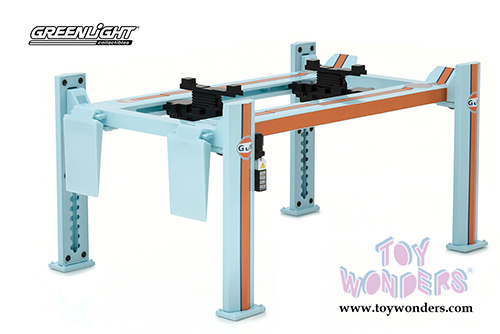 Greenlight - Adjustable Four-Post Lift Gulf Oil (1/18 scale) 13503