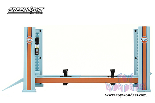 Greenlight - Adjustable Four-Post Lift Gulf Oil (1/18 scale) 13503