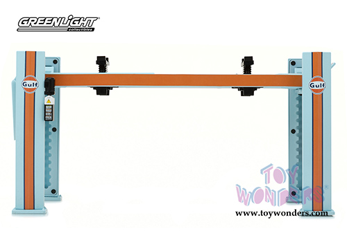Greenlight - Adjustable Four-Post Lift Gulf Oil (1/18 scale) 13503