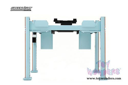 Greenlight - Adjustable Four-Post Lift Gulf Oil (1/18 scale) 13503