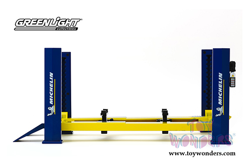 Greenlight - Adjustable Four-Post Lift - Michelin Tires (1/18 scale) 13554