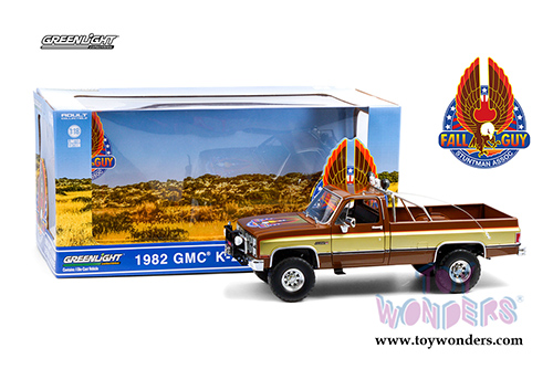 Greenlight - GMC&reg; K-2500 Sierra Grande Wideside Pickup Truck - Fall Guy Stuntman Association (1982, 1/18 scale diecast model car, Brown/Gold) 13560