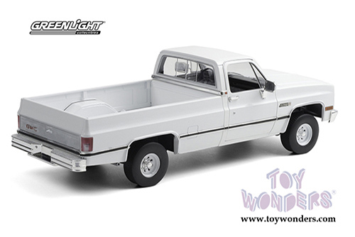 Greenlight - GMC&reg; K-2500 Sierra Grande Wideside Pickup Truck (1982, 1/18 scale diecast model car, White) 13562