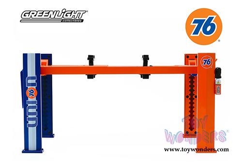Greenlight - Adjustable Four-Post Lift - Union 76 (1/18 scale) 13579