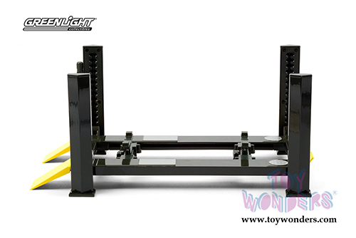 Greenlight - Adjustable Four-Post Lift (1/18 scale Dark Gray/Yellow) 13591
