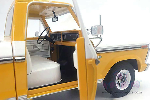 Greenlight - Ford F-100 Pickup Truck Accent Panel and Deluxe Box Cover (1975, 1/18 scale diecast model car, Chrome Yellow) 13621