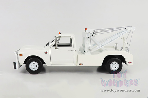 Greenlight - Chevrolet&reg; C-30 Dually Wrecker (1968, 1/18 scale diecast model car, White) 13623