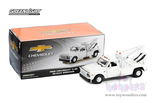 Greenlight - Chevrolet&reg; C-30 Dually Wrecker (1968, 1/18 scale diecast model car, White) 13623