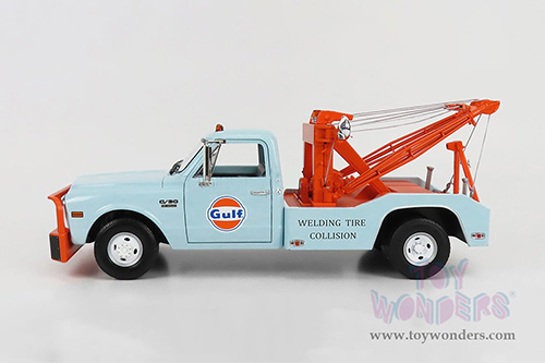 Greenlight - Chevrolet&reg; C-30 Dually Wrecker Gulf Oil "Welding Tire Collision" (1969, 1/18 scale diecast model car, Light Blue/Orange) 13624