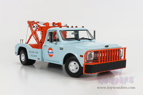 Greenlight - Chevrolet&reg; C-30 Dually Wrecker Gulf Oil "Welding Tire Collision" (1969, 1/18 scale diecast model car, Light Blue/Orange) 13624
