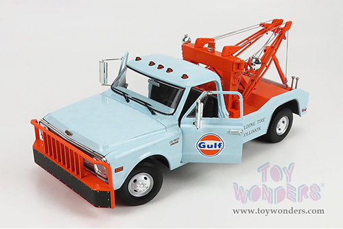 Greenlight - Chevrolet&reg; C-30 Dually Wrecker Gulf Oil "Welding Tire Collision" (1969, 1/18 scale diecast model car, Light Blue/Orange) 13624