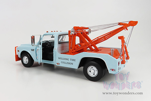 Greenlight - Chevrolet&reg; C-30 Dually Wrecker Gulf Oil "Welding Tire Collision" (1969, 1/18 scale diecast model car, Light Blue/Orange) 13624