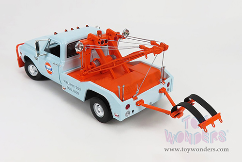 Greenlight - Chevrolet&reg; C-30 Dually Wrecker Gulf Oil "Welding Tire Collision" (1969, 1/18 scale diecast model car, Light Blue/Orange) 13624