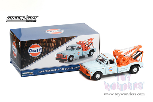 Greenlight - Chevrolet&reg; C-30 Dually Wrecker Gulf Oil "Welding Tire Collision" (1969, 1/18 scale diecast model car, Light Blue/Orange) 13624