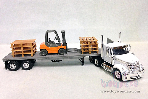 New Ray - Long Haul Trucker | International&reg; Lonestar Flatbed with Forklift & Pallets (1/43, scale diecast model car, White/Gray) 16643