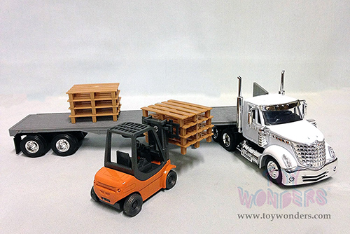 New Ray - Long Haul Trucker | International&reg; Lonestar Flatbed with Forklift & Pallets (1/43, scale diecast model car, White/Gray) 16643