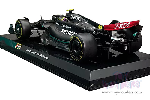 Bburago Formula Racing - Mercedes AMG Petronas F1 Team #44 Lewis Hamilton with Driver Formula One F1 W14 E Performance (2023) (1/24 scale diecast model car, Black) 18-28028/44