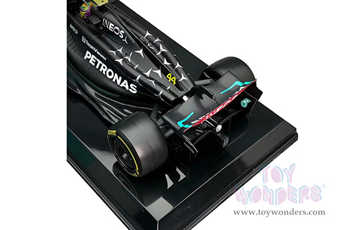 Bburago Formula Racing - Mercedes AMG Petronas F1 Team #44 Lewis Hamilton with Driver Formula One F1 W14 E Performance (2023) (1/24 scale diecast model car, Black) 18-28028/44
