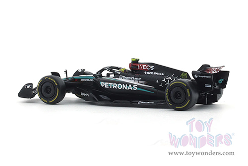 Bburago Formula Racing - Mercedes AMG Petronas F1 Team #44 Lewis Hamilton with Driver Formula One F1 W15 E Performance (2024) (1/43 scale diecast model car, Black) 18-38209/44
