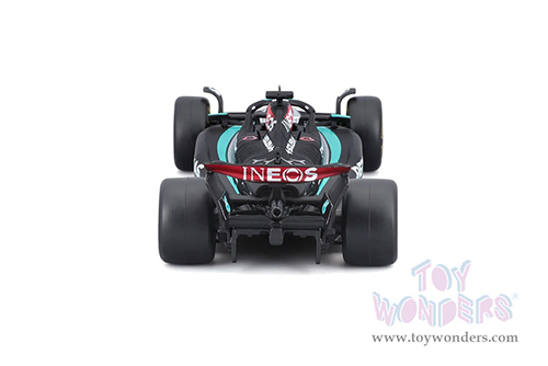 Bburago Formula Racing - Mercedes AMG Petronas F1 Team #63 George Russell with Driver Formula One F1 W15 E Performance (2024) (1/43 scale diecast model car, Black) 18-38209/63