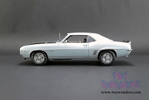 Acme - Chevrolet® Camaro® Z28 Hardtop 50th Annyversary (1969, 1/18 scale diecast model car, Silver w/Black) 1805714