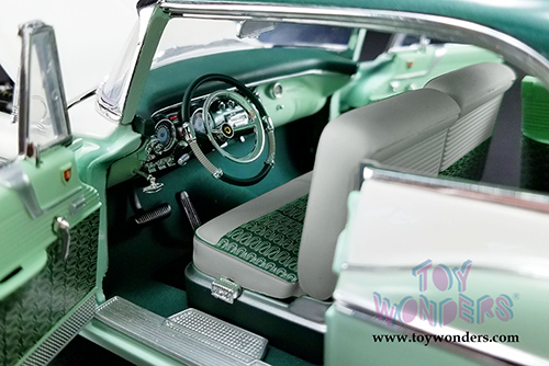 Acme - Chrysler New Yorker St. Regis Hardtop (1956, 1/18 scale diecast model car, Mint Green/White) 1809003