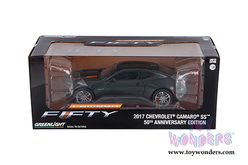Greenlight - Chevrolet&reg; Camaro&reg; SS&trade; 50th Anniversary Edition Hard Top (2017, 1/24 scale diecast model car, Black) 18234