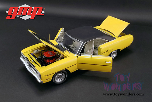 GMP - Plymouth Road Runner with "The Loved Bird" Road Runner Air Grabber Figure (1970, 1/18 scale diecast model car, Yellow/Black) 18924
