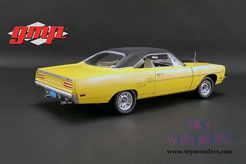 GMP - Plymouth Road Runner with "The Loved Bird" Road Runner Air Grabber Figure (1970, 1/18 scale diecast model car, Yellow/Black) 18924