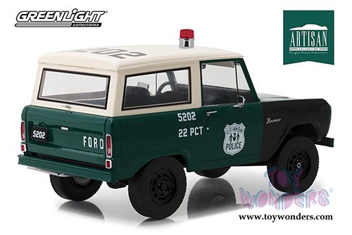 Greenlight - Artisan Ford Bronco Police Pursuit New York City Police Department (NYPD) (1967, 1/18 scale diecast model car, Green) 19036