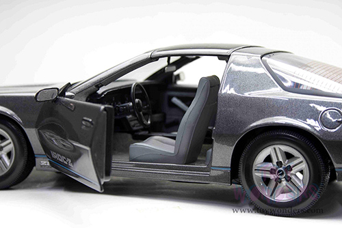 Sun Star USA - Chevrolet&reg; Camaro IROC-Z T-Top (1985, 1/18 scale diecast model car, Medium Gray) 1944