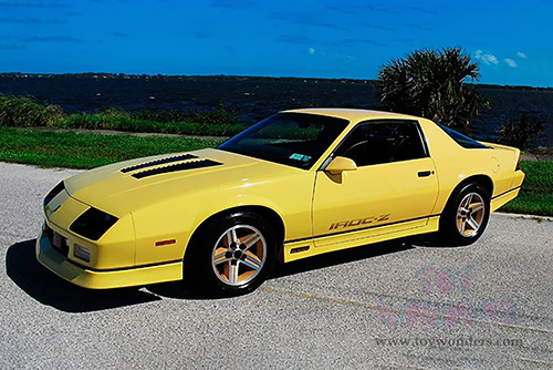 Acme Exclusive - Chevrolet&reg; Camaro IROC-Z T-Top (1985, 1/18 scale diecast model car, Yellow Gold) 1945