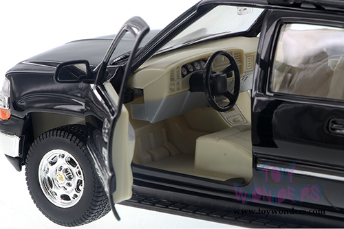 Welly - Chevrolet&reg; Suburban&trade; (2001, 1/24 scale diecast model car, Asstd.) 22090/4D
