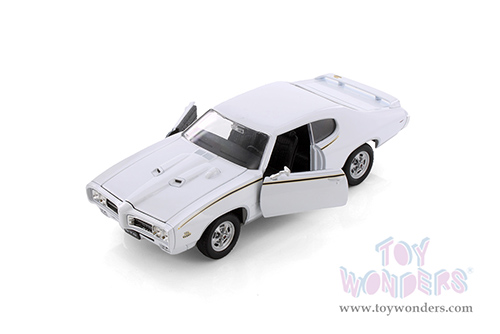 Showcasts® Collectibles - Pontiac® GTO® Hardtop (1969, 1/24 scale diecast model car, Asstd.) 22501/4D MAP: $19.99