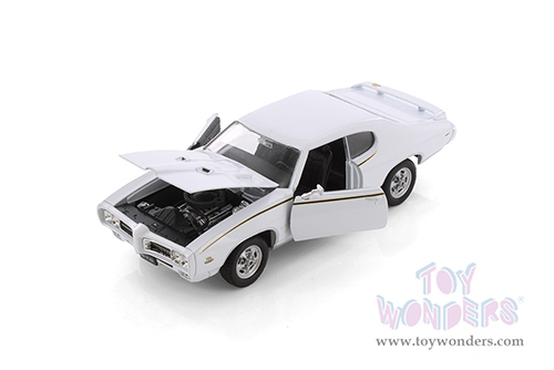 Showcasts® Collectibles - Pontiac® GTO® Hardtop (1969, 1/24 scale diecast model car, Asstd.) 22501/4D MAP: $19.99