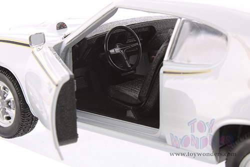 Showcasts® Collectibles - Pontiac® GTO® Hardtop (1969, 1/24 scale diecast model car, Asstd.) 22501/4D MAP: $19.99