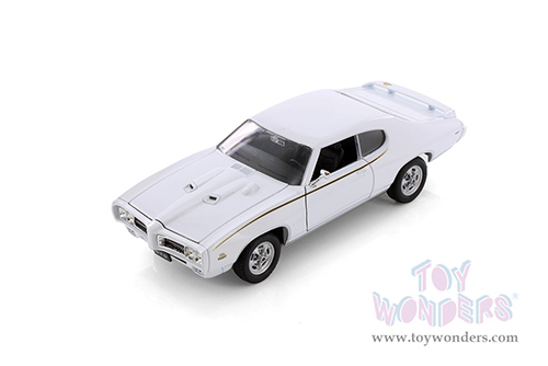 Showcasts® Collectibles - Pontiac® GTO® Hardtop (1969, 1/24 scale diecast model car, Asstd.) 22501/4D MAP: $19.99