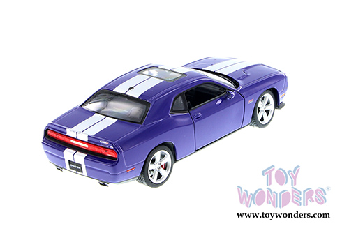 Welly - Dodge Challenger SRT Hard Top (2013, 1/24 scale diecast model car, Purple) 24049WPR
