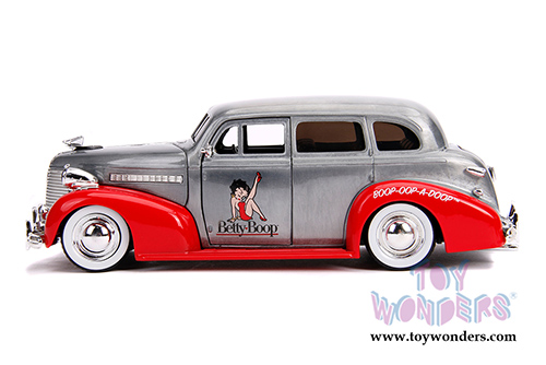 Jada Toys - 20th Anniversary | Hollywood Rides&reg; Betty Boop's Chevy&reg; Master Deluxe Hardtop (1939, 1/24, diecast model car, Raw Metal/Red) 31091