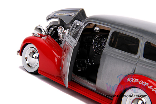 Jada Toys - 20th Anniversary | Hollywood Rides&reg; Betty Boop's Chevy&reg; Master Deluxe Hardtop (1939, 1/24, diecast model car, Raw Metal/Red) 31091