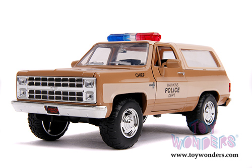 Jada Toys - Metals Die Cast - Hollywood Rides | Stranger Things Hopper's Chevy® Blazer with Police Badge (1/24, diecast model car, Beige) 31111