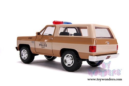 Jada Toys - Metals Die Cast - Hollywood Rides | Stranger Things Hopper's Chevy® Blazer with Police Badge (1/24, diecast model car, Beige) 31111