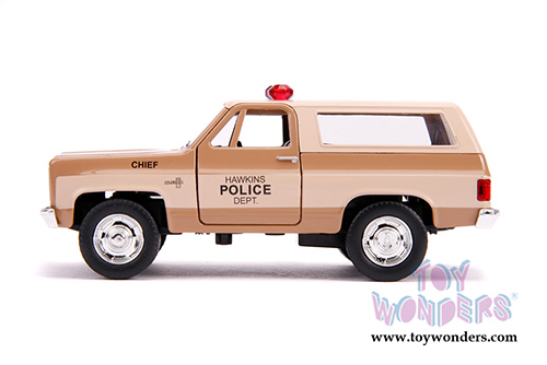 Jada Toys - Hollywood Rides | Stranger Hopper's Chevrolet® Blazer Hawkins Police Dept (1980, 1/32 scale diecast model car, Beige) 31114