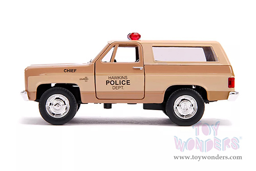 Jada Toys - Hollywood Rides | Stranger Hopper's Chevrolet® Blazer Hawkins Police Dept (1980, 1/32 scale diecast model car, Beige) 31114