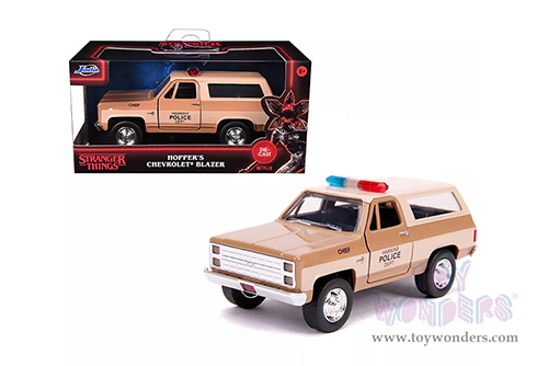 Jada Toys - Hollywood Rides | Stranger Hopper's Chevrolet® Blazer Hawkins Police Dept (1980, 1/32 scale diecast model car, Beige) 31114