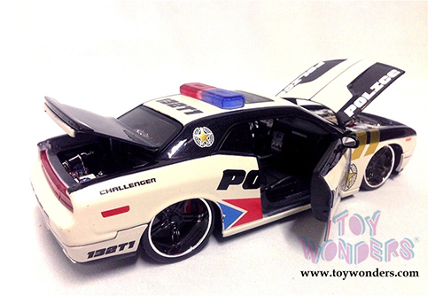 Maisto All Stars - Dodge Challenger Police (1/24 scale diecast model car, White/Black) 31342WB