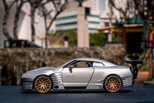 Jada Toys - I Love The 2000's | Nissan GT-R (R35) Ben Sopra (2009, 1/24 scale diecast model car, Candy Silver) 31377