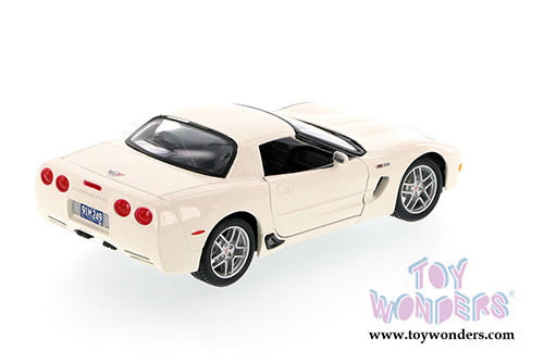 Maisto - Chevy Corvette Z06 Hard Top (2002, 1/24 scale diecast model car, White) 31989W