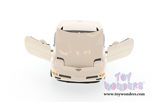 Maisto - Chevy Corvette Z06 Hard Top (2002, 1/24 scale diecast model car, White) 31989W